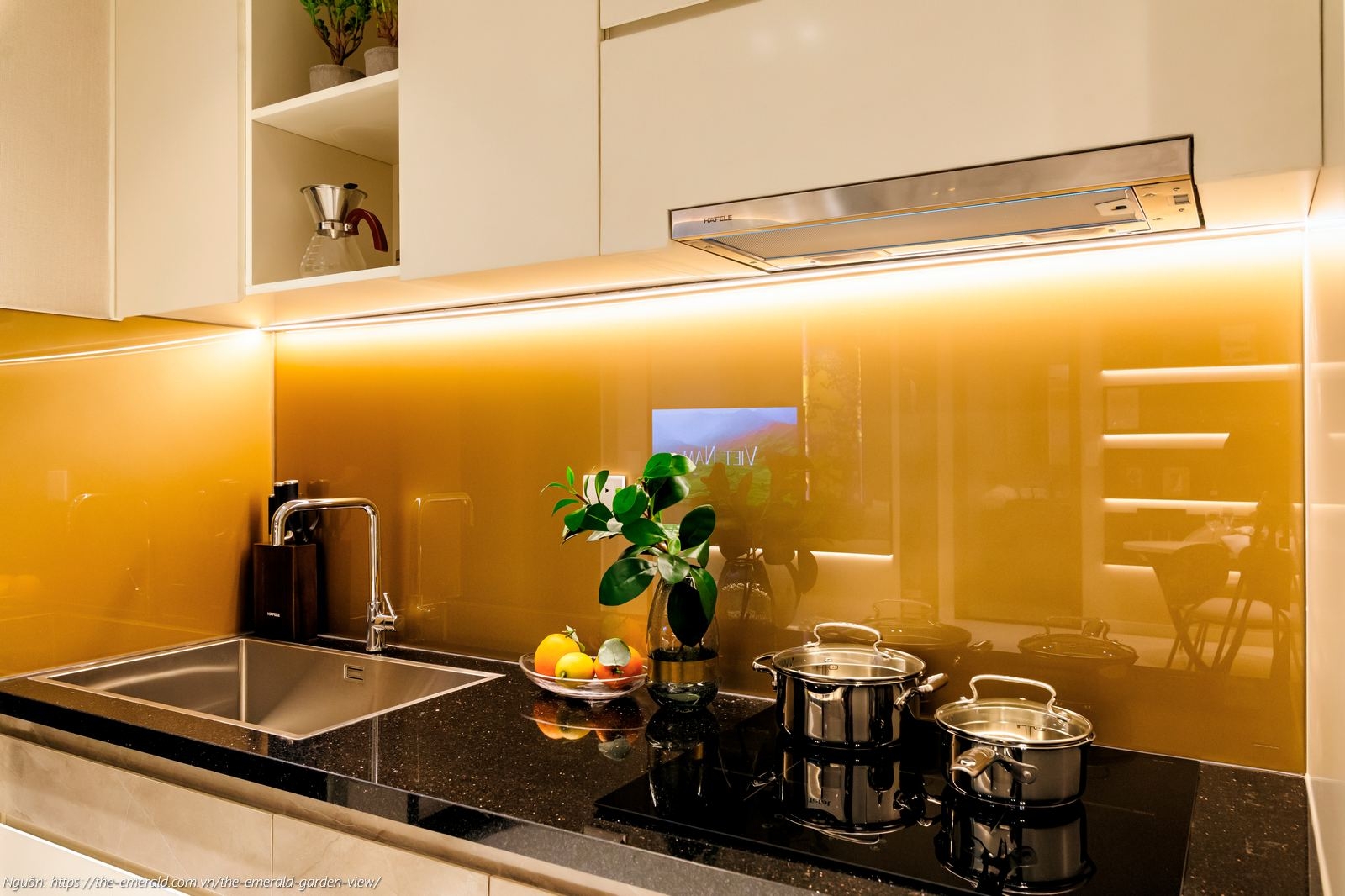 Nhà mẫu The Emerald Garden View: Khu vực bếp căn 1PN 47m2 trang bị hệ tủ bếp và phụ kiện Hafele