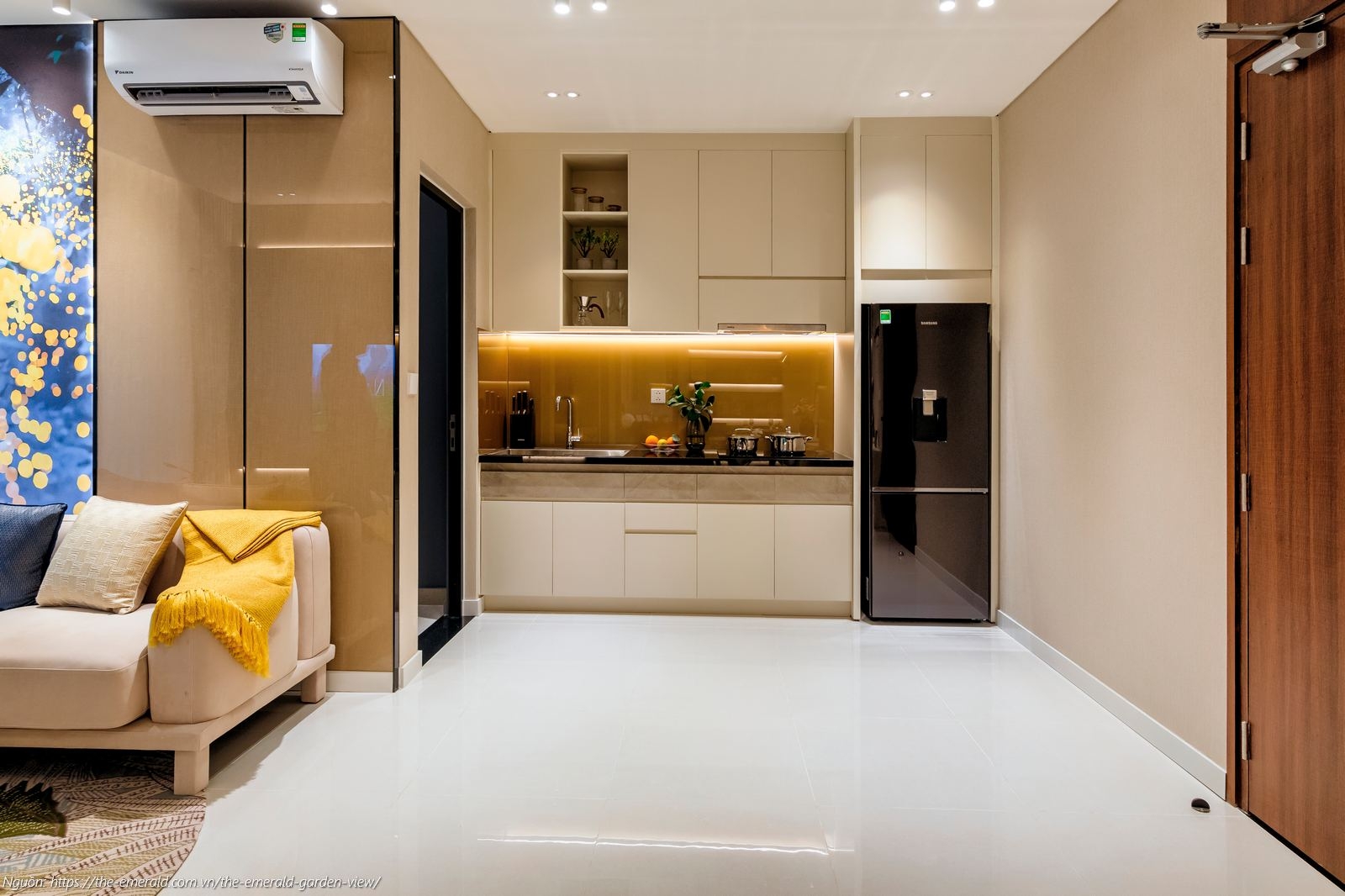 Nhà mẫu The Emerald Garden View: Khu vực bếp căn 1PN 47m2 trang bị hệ tủ bếp và phụ kiện Hafele