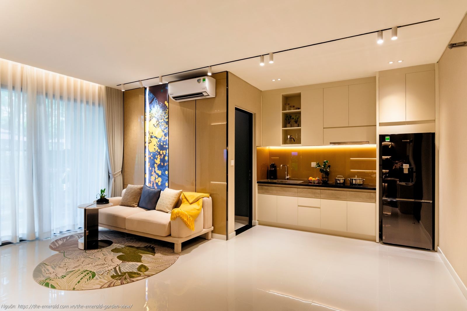 Nhà mẫu The Emerald Garden View: Khu vực bếp căn 1PN 47m2 trang bị hệ tủ bếp và phụ kiện Hafele