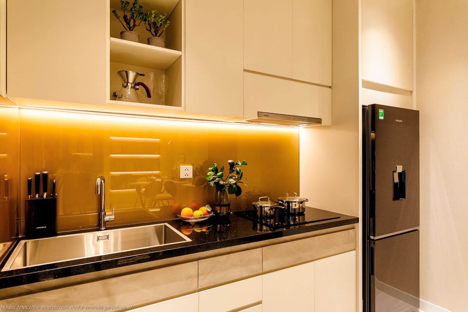 Nhà mẫu The Emerald Garden View: Khu vực bếp căn 1PN 47m2 trang bị hệ tủ bếp và phụ kiện Hafele