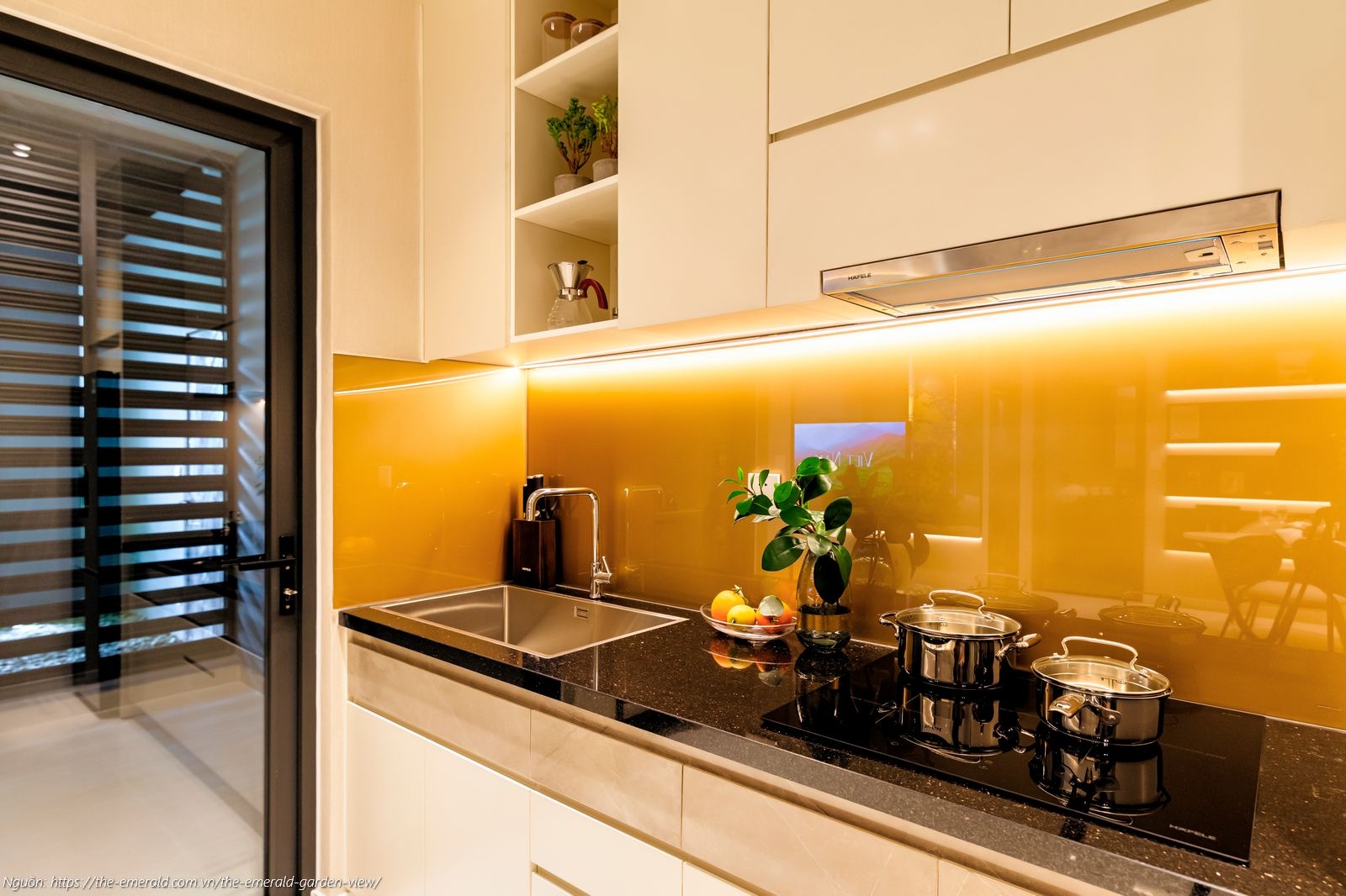 Nhà mẫu The Emerald Garden View: Khu vực bếp căn 1PN 47m2 trang bị hệ tủ bếp và phụ kiện Hafele