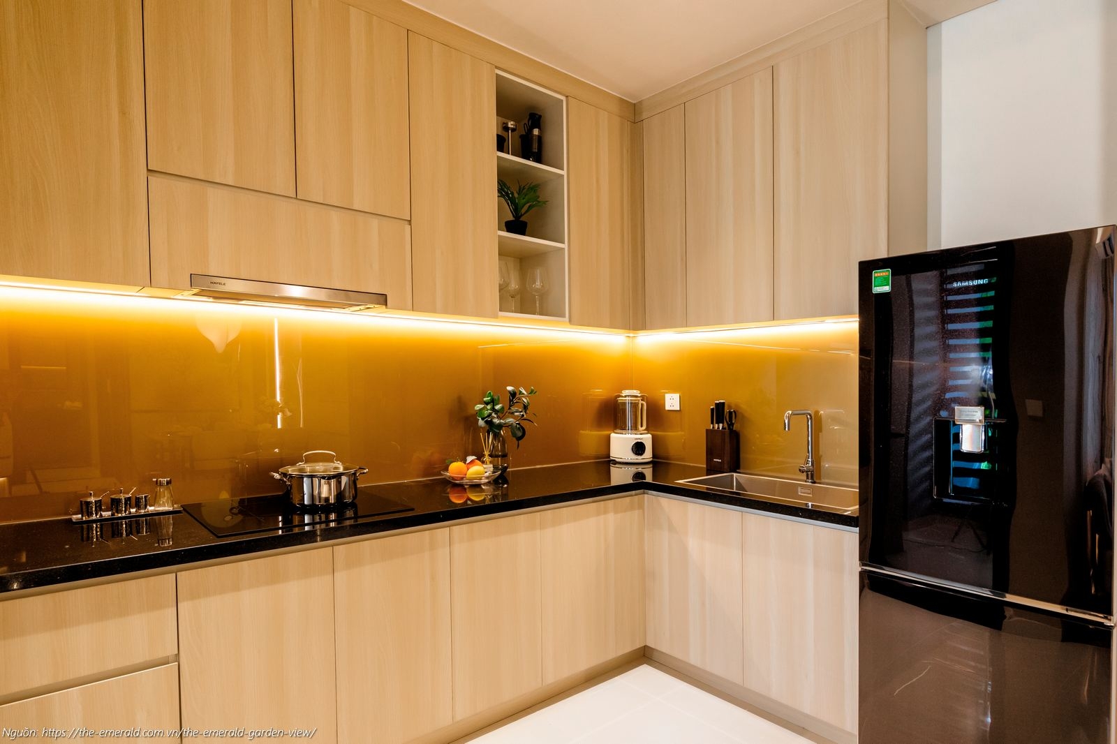 Nhà mẫu The Emerald Garden View: Gian bếp căn hộ 2PN 64m2 bàn giao hệ tủ bếp và phụ kiện Hafele tiện nghi