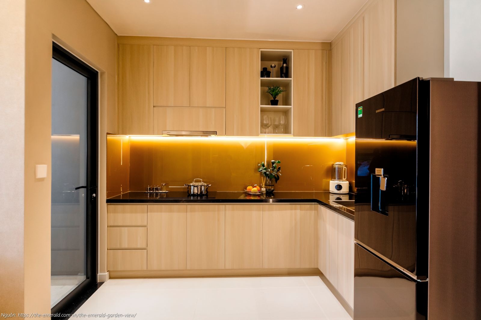 Nhà mẫu The Emerald Garden View: Gian bếp căn hộ 2PN 64m2 bàn giao hệ tủ bếp và phụ kiện Hafele tiện nghi