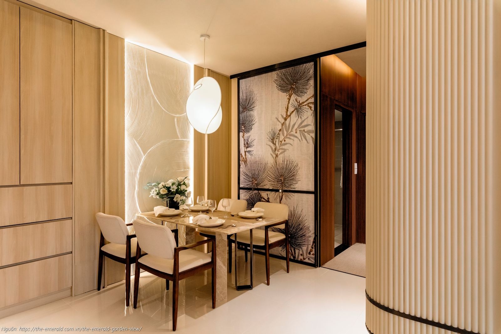 Nhà mẫu The Emerald Garden View: Khu vực bàn ăn căn hộ 2PN 64m2 thiết kế ấm cúng, kết nối liền mạch với phòng khách và bếp