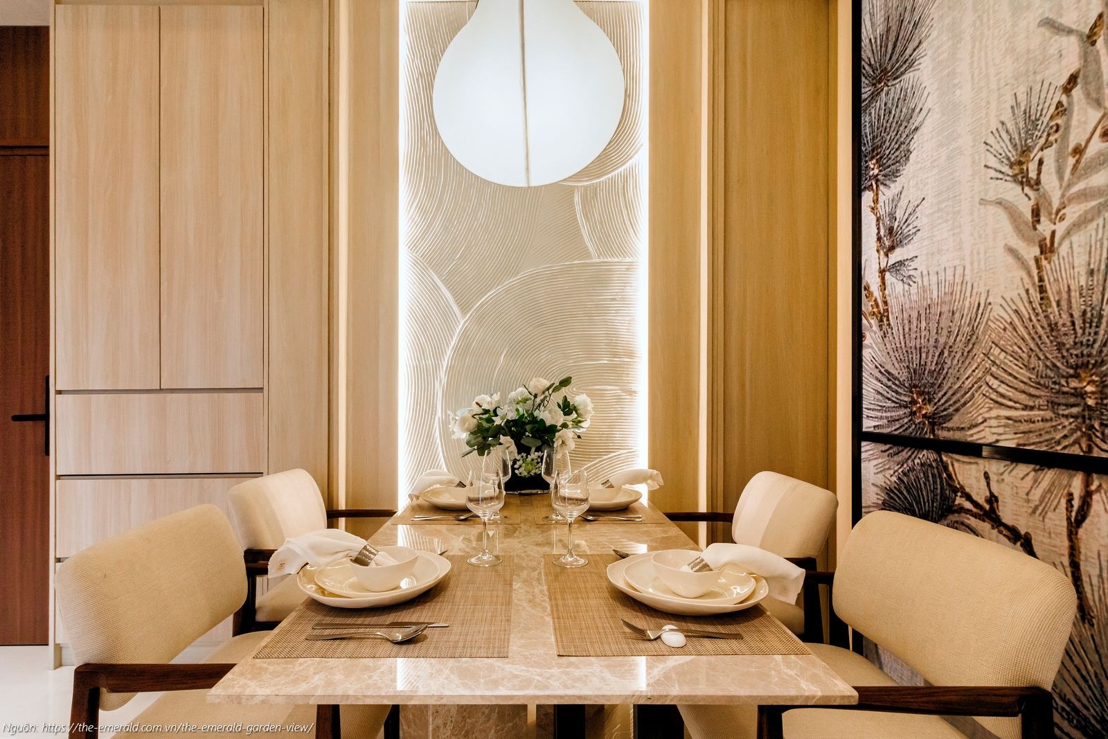 Nhà mẫu The Emerald Garden View: Khu vực bàn ăn căn hộ 2PN 64m2 thiết kế ấm cúng, kết nối liền mạch với phòng khách và bếp