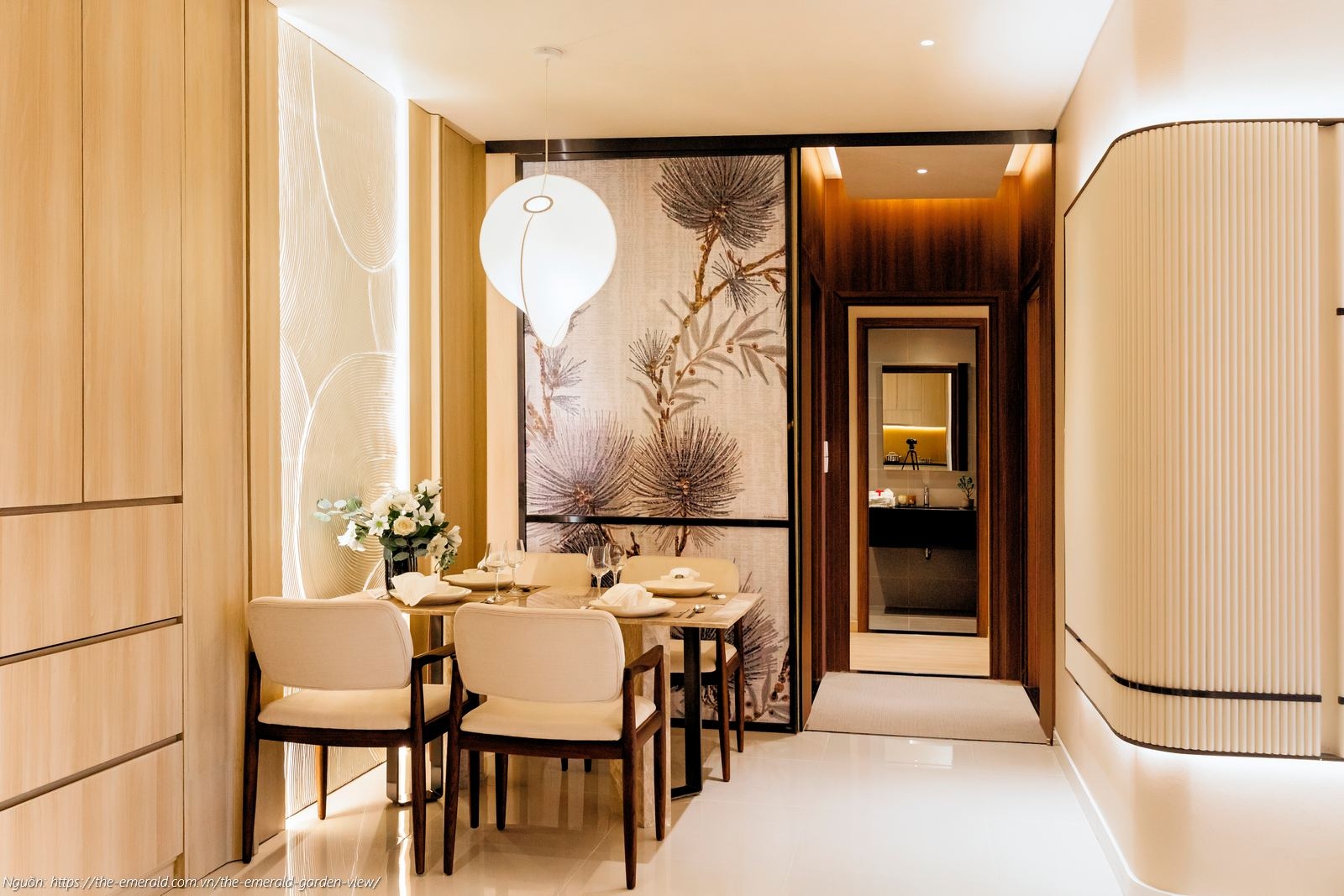 Nhà mẫu The Emerald Garden View: Khu vực bàn ăn căn hộ 2PN 64m2 thiết kế ấm cúng, kết nối liền mạch với phòng khách và bếp