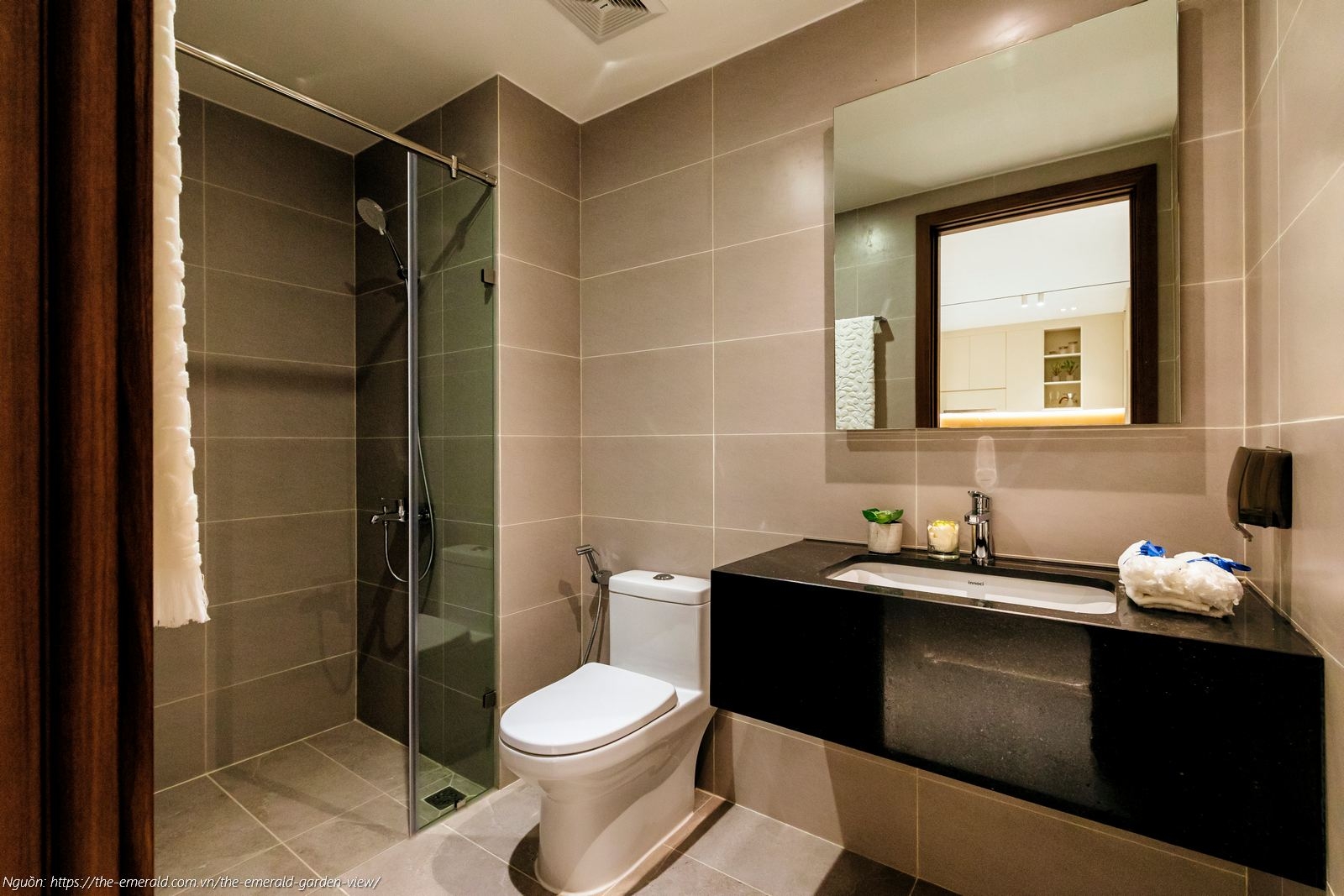 Nhà mẫu dự án The Emerald Garden View: Nhà vệ sinh căn 1PN lắp đặt trọn bộ thiết bị LIXIL (INAX) cao cấp