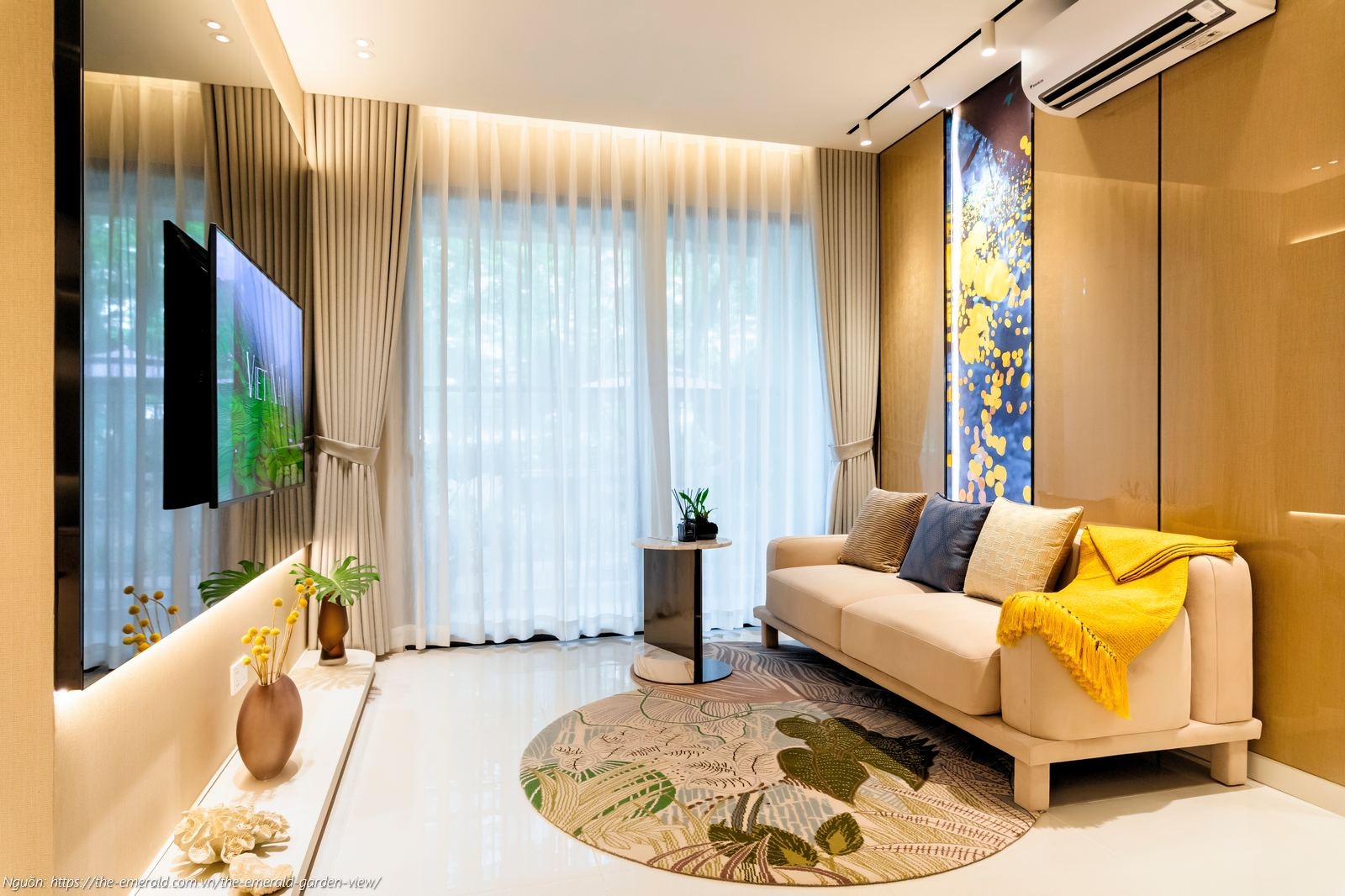 Nhà mẫu The Emerald Garden View: Phòng khách căn hộ 1PN 47m2 thiết kế mở, tối ưu ánh sáng tự nhiên