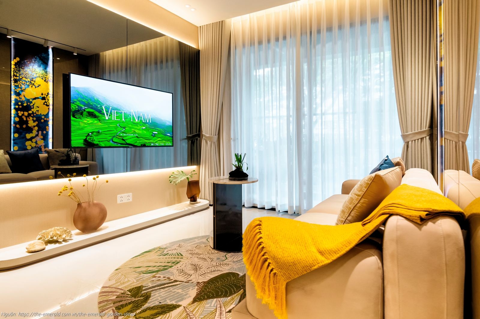 Nhà mẫu The Emerald Garden View: Phòng khách căn hộ 1PN 47m2 thiết kế mở, tối ưu ánh sáng tự nhiên