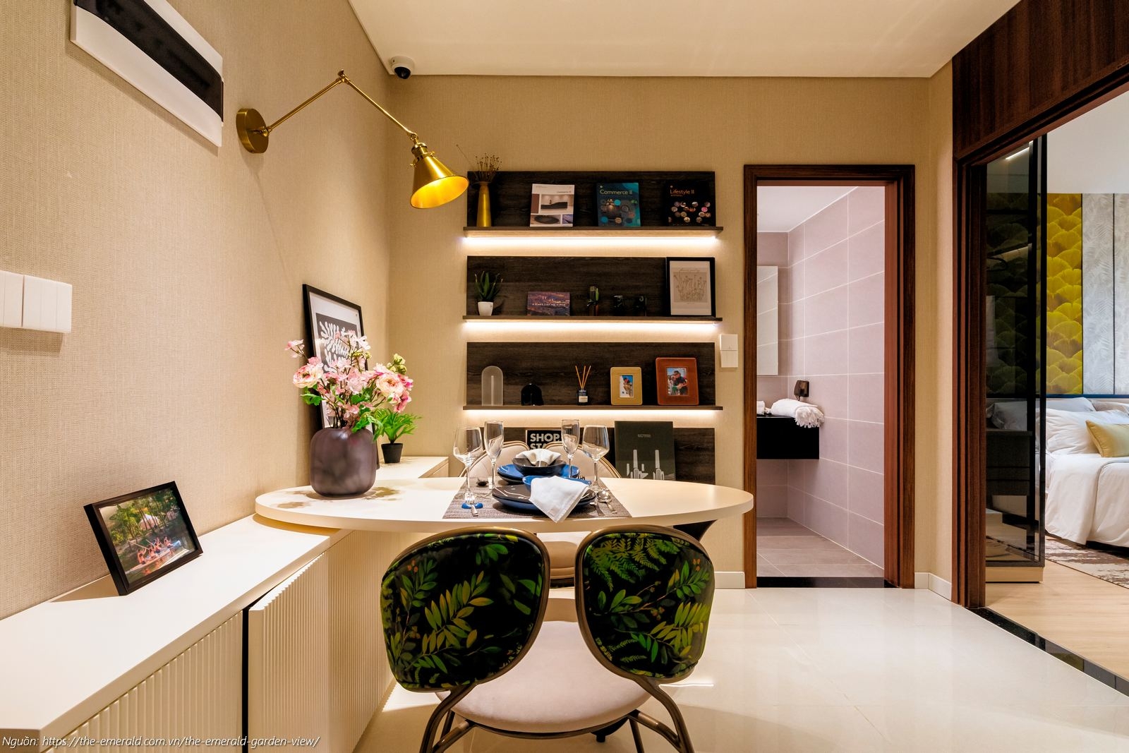 Nhà mẫu The Emerald Garden View: Phòng khách căn hộ 1PN 47m2 thiết kế mở, tối ưu ánh sáng tự nhiên