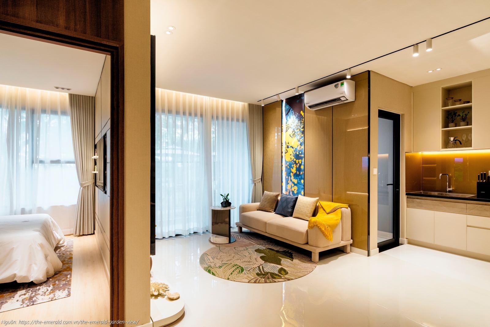 Nhà mẫu The Emerald Garden View: Phòng khách căn hộ 1PN 47m2 thiết kế mở, tối ưu ánh sáng tự nhiên