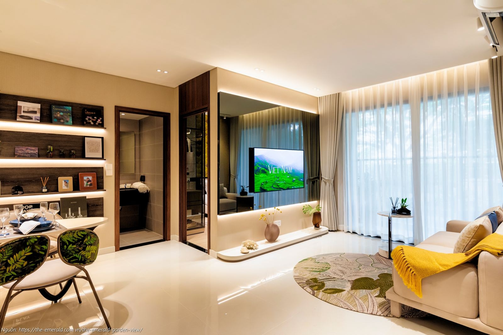 Nhà mẫu The Emerald Garden View: Phòng khách căn hộ 1PN 47m2 thiết kế mở, tối ưu ánh sáng tự nhiên
