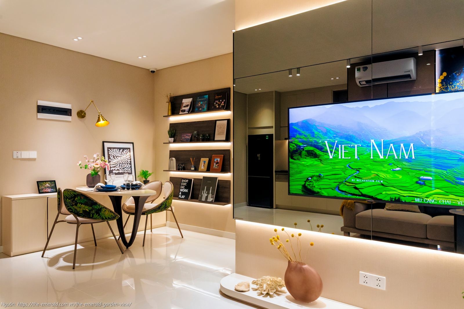 Nhà mẫu The Emerald Garden View: Phòng khách căn hộ 1PN 47m2 thiết kế mở, tối ưu ánh sáng tự nhiên