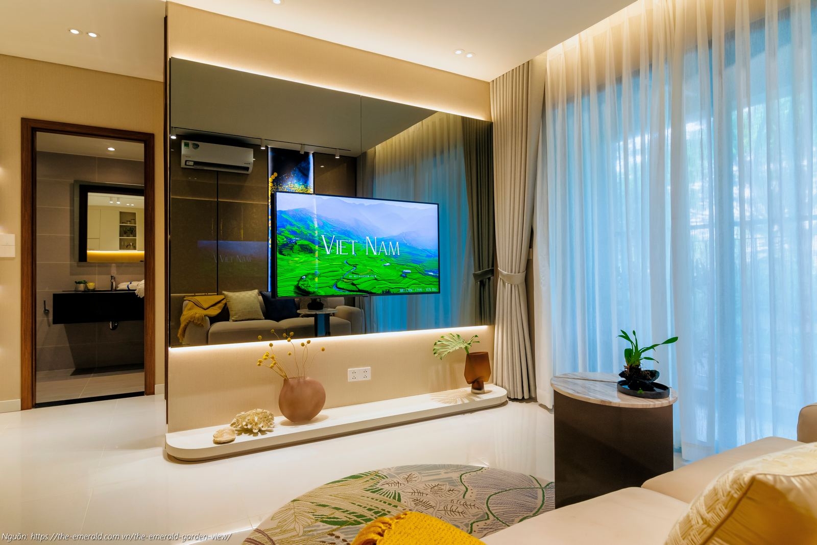 Nhà mẫu The Emerald Garden View: Phòng khách căn hộ 1PN 47m2 thiết kế mở, tối ưu ánh sáng tự nhiên