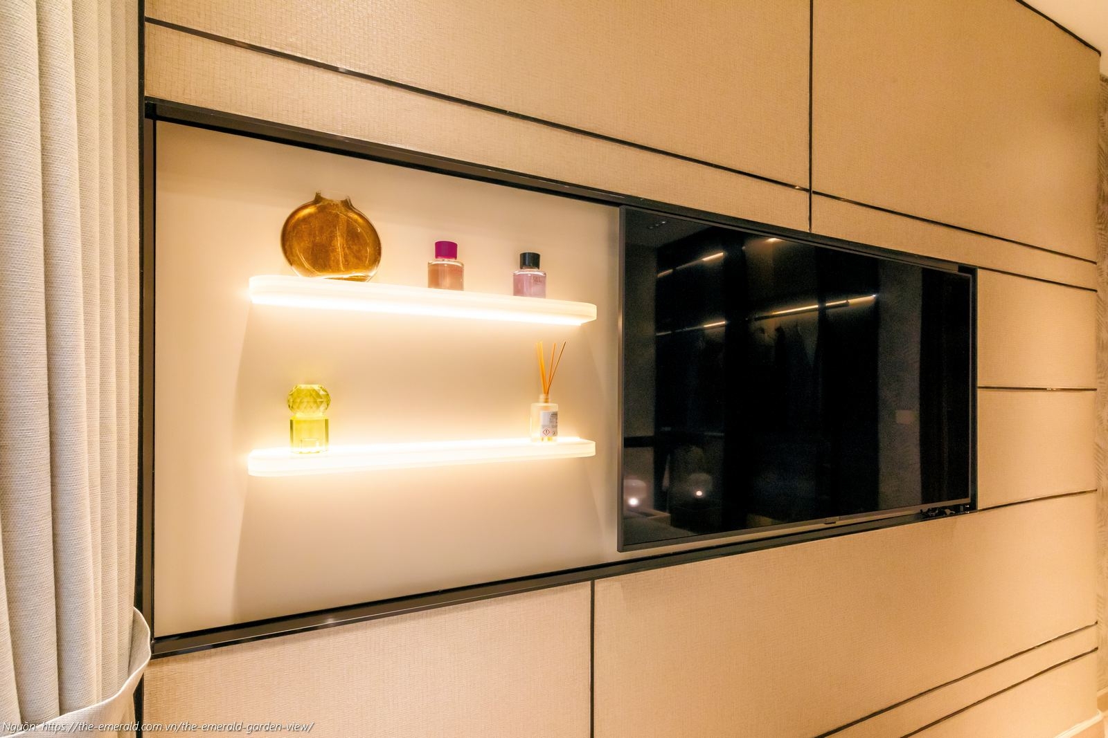 Nhà mẫu The Emerald Garden View: Phòng khách căn hộ 1PN 47m2 thiết kế mở, tối ưu ánh sáng tự nhiên