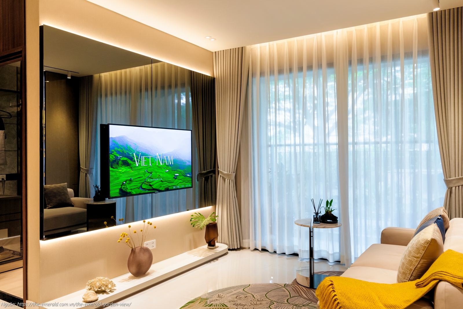 Nhà mẫu The Emerald Garden View: Phòng khách căn hộ 1PN 47m2 thiết kế mở, tối ưu ánh sáng tự nhiên