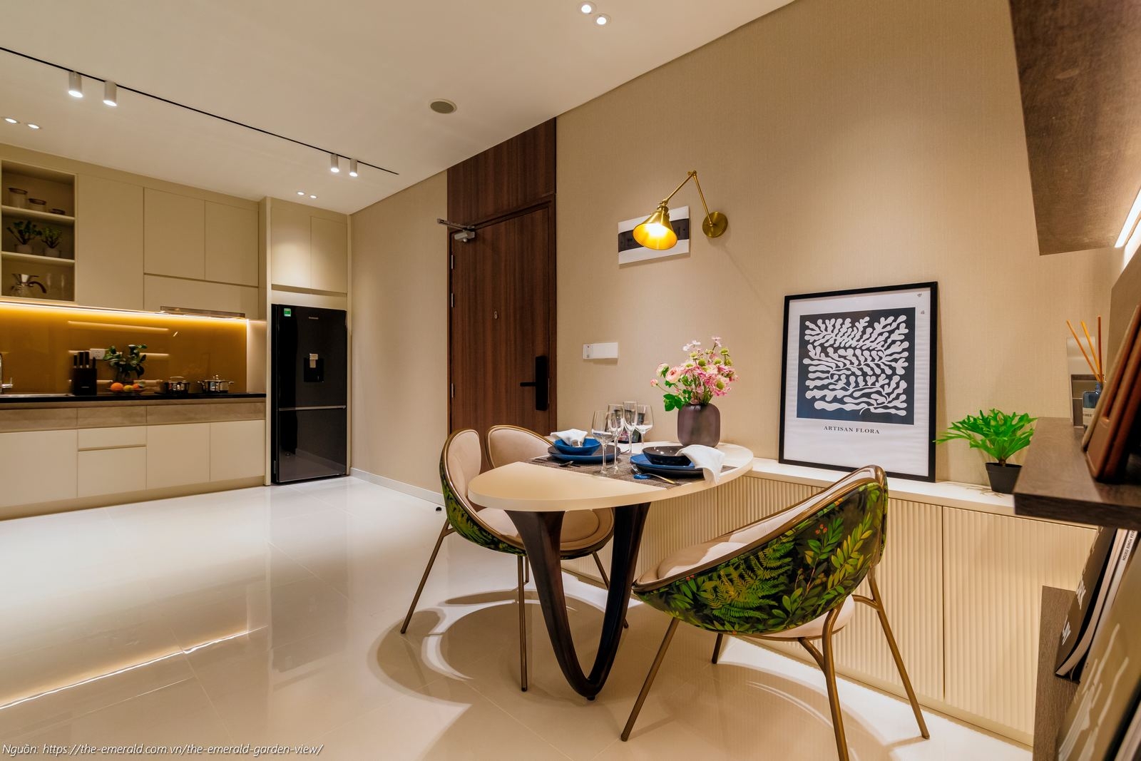 Nhà mẫu The Emerald Garden View: Phòng khách căn hộ 1PN 47m2 thiết kế mở, tối ưu ánh sáng tự nhiên