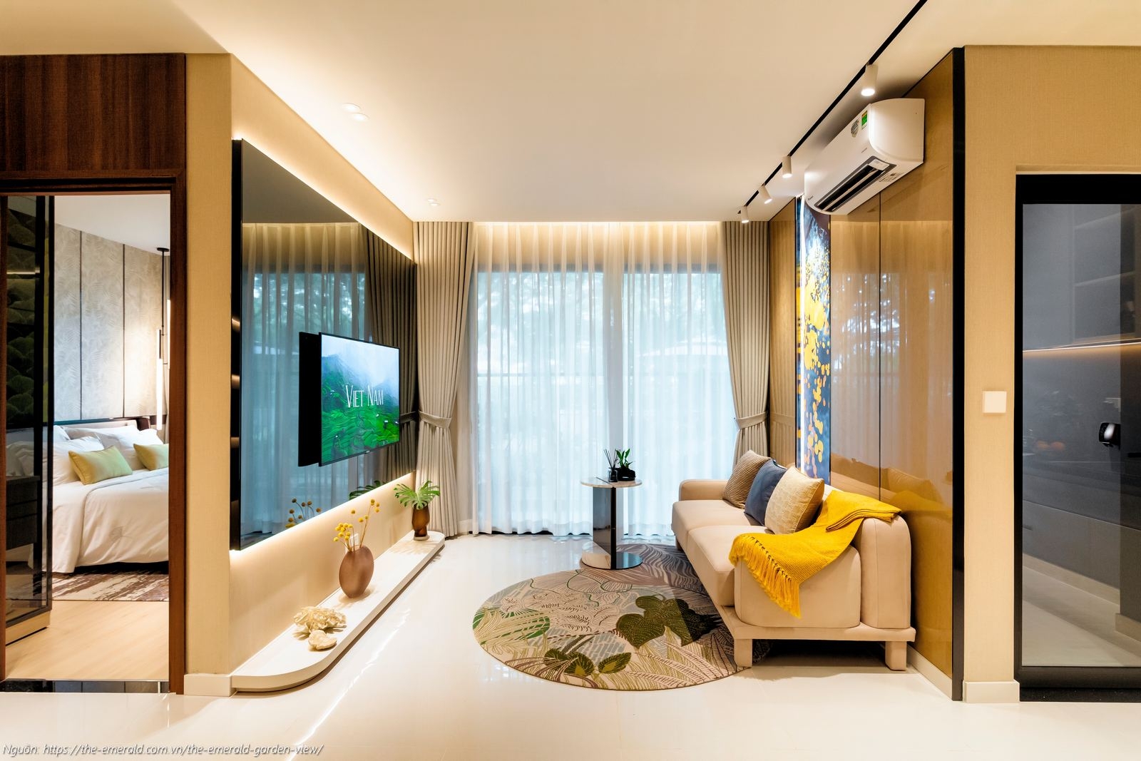 Nhà mẫu The Emerald Garden View: Phòng khách căn hộ 1PN 47m2 thiết kế mở, tối ưu ánh sáng tự nhiên