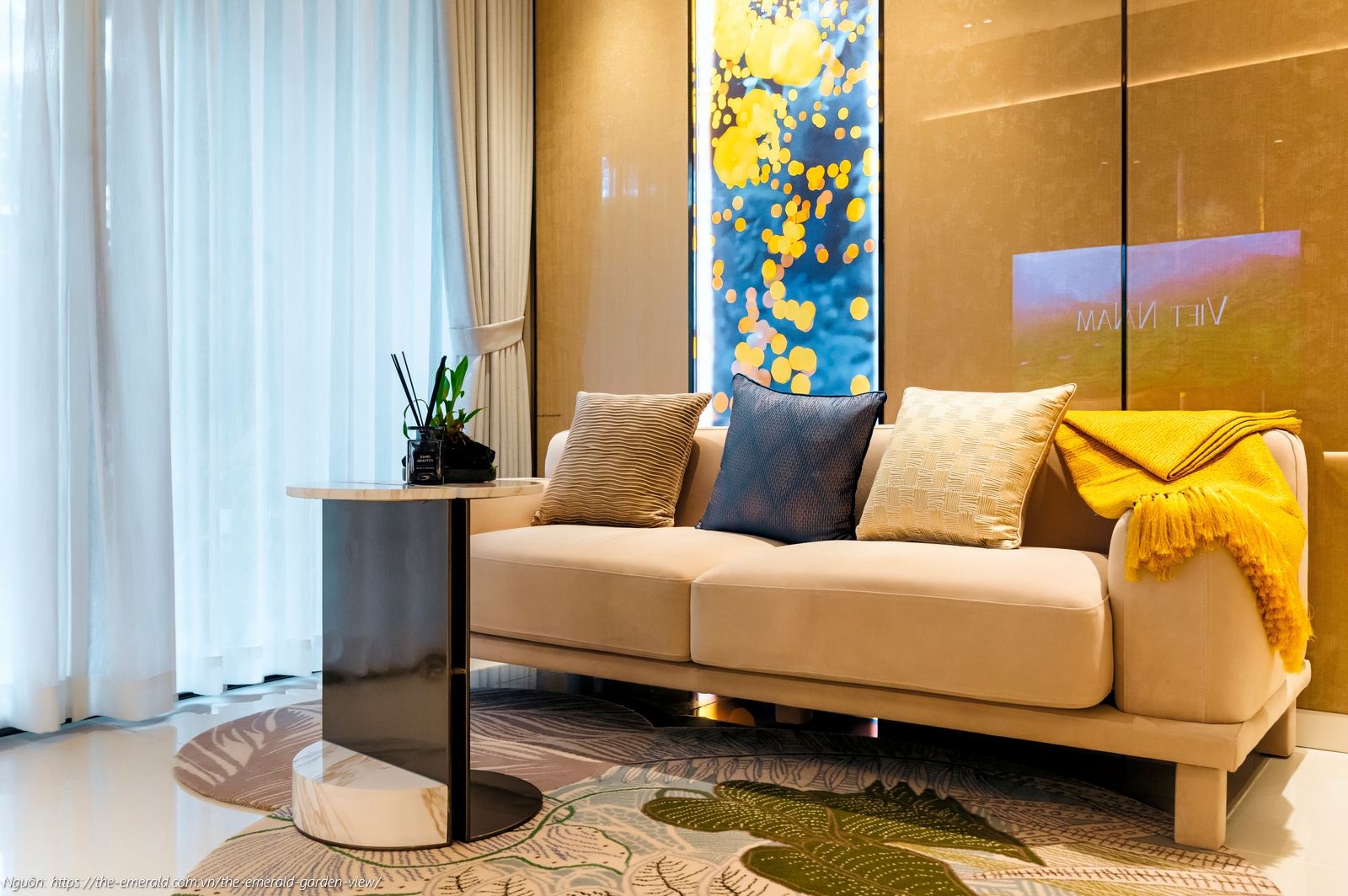 Nhà mẫu The Emerald Garden View: Phòng khách căn hộ 1PN 47m2 thiết kế mở, tối ưu ánh sáng tự nhiên