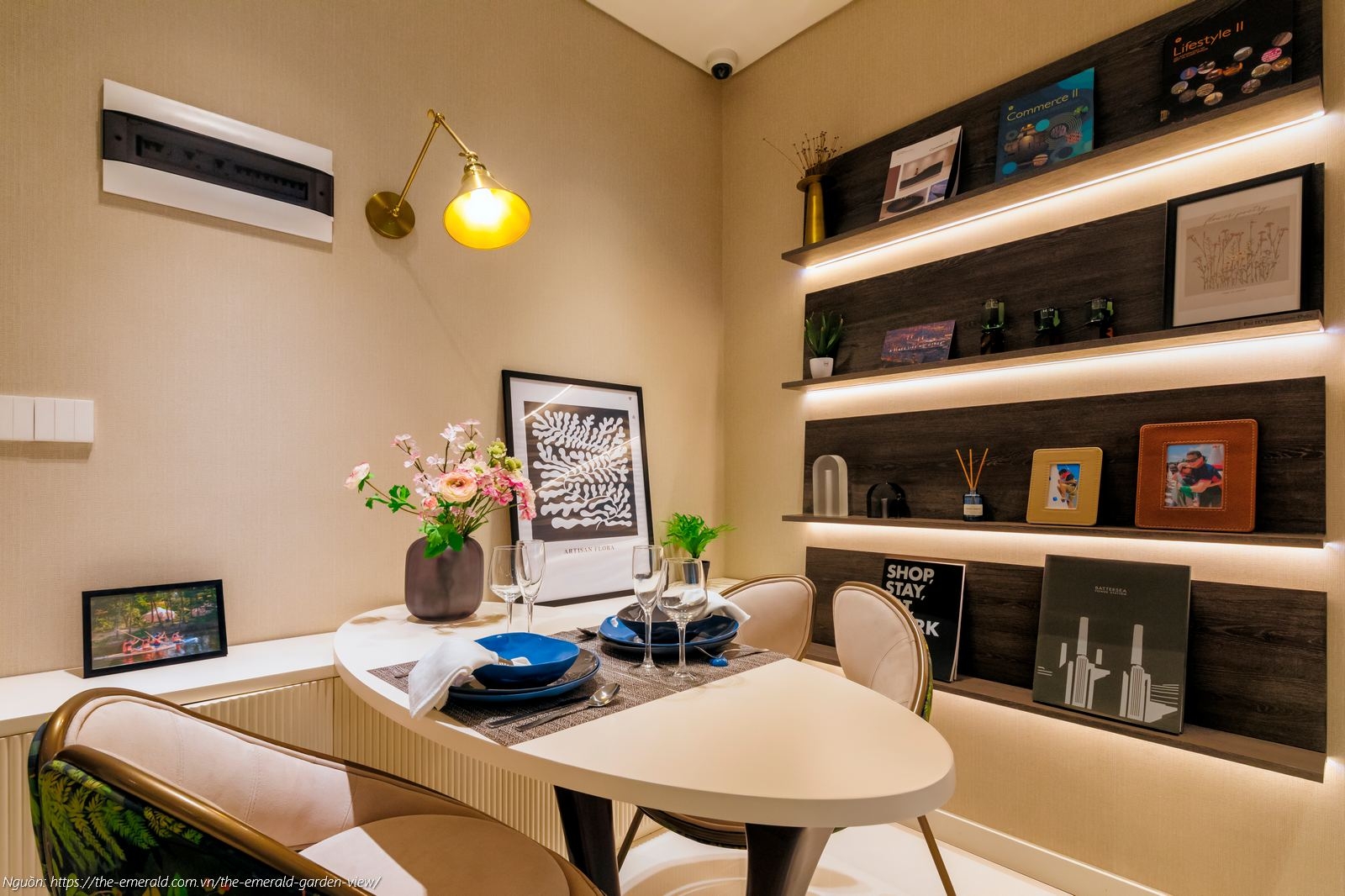 Nhà mẫu The Emerald Garden View: Phòng khách căn hộ 1PN 47m2 thiết kế mở, tối ưu ánh sáng tự nhiên