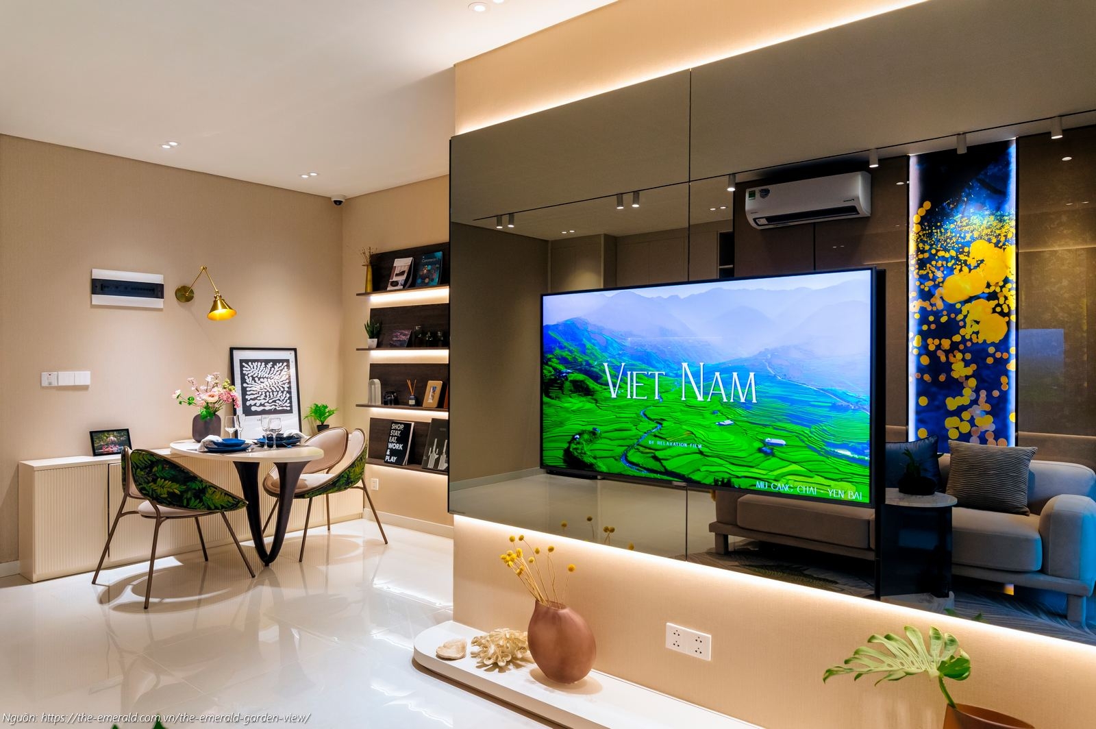 Nhà mẫu The Emerald Garden View: Phòng khách căn hộ 1PN 47m2 thiết kế mở, tối ưu ánh sáng tự nhiên