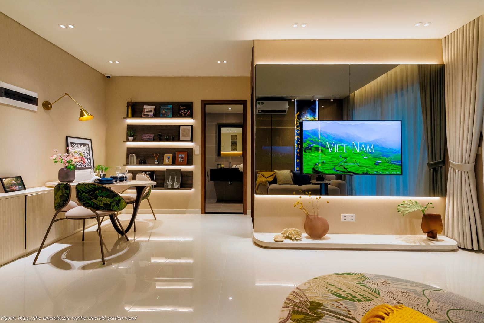 Nhà mẫu The Emerald Garden View: Phòng khách căn hộ 1PN 47m2 thiết kế mở, tối ưu ánh sáng tự nhiên