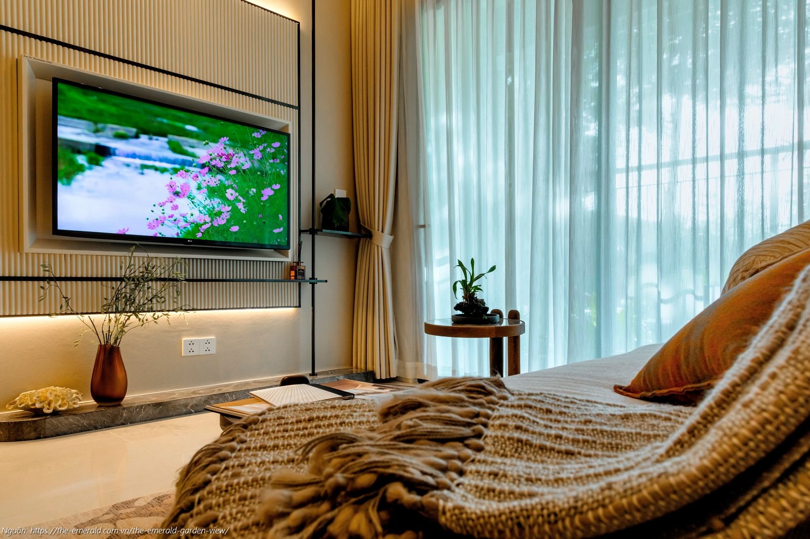 Nhà mẫu The Emerald Garden View: Phòng khách căn hộ 2PN 64m2 thiết kế rộng rãi, nối liền ban công đón gió