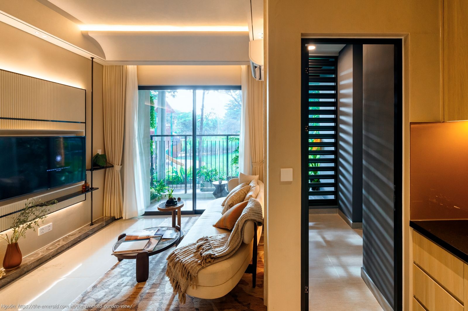 Nhà mẫu The Emerald Garden View: Phòng khách căn hộ 2PN 64m2 thiết kế rộng rãi, nối liền ban công đón gió