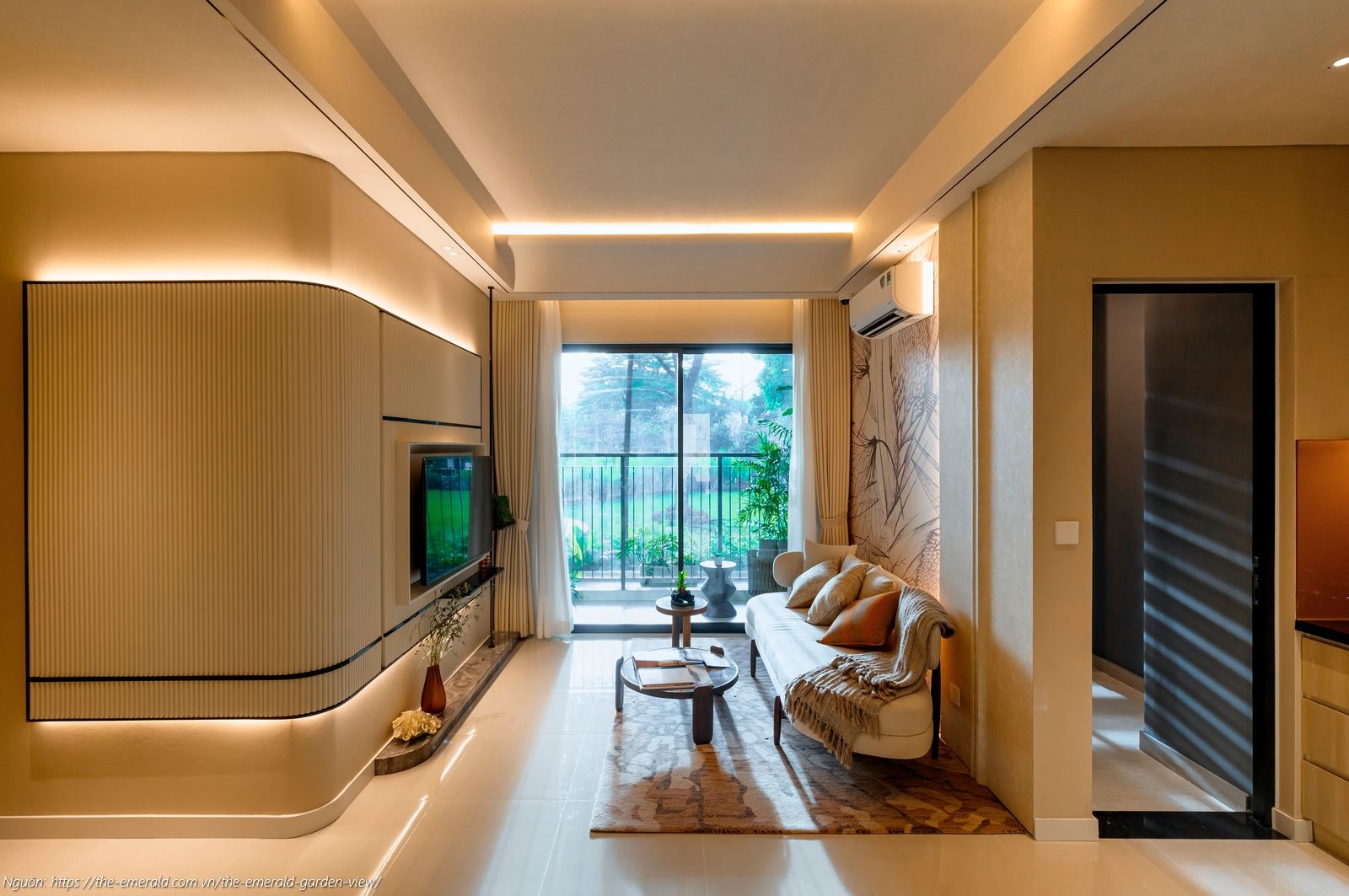 Nhà mẫu The Emerald Garden View: Phòng khách căn hộ 2PN 64m2 thiết kế rộng rãi, nối liền ban công đón gió