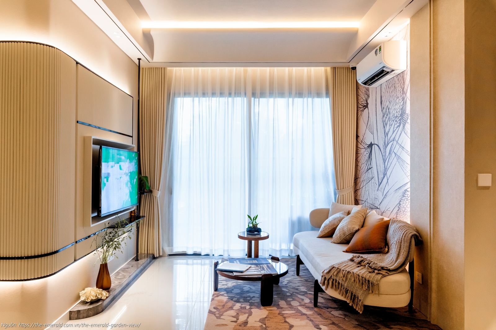 Nhà mẫu The Emerald Garden View: Phòng khách căn hộ 2PN 64m2 thiết kế rộng rãi, nối liền ban công đón gió