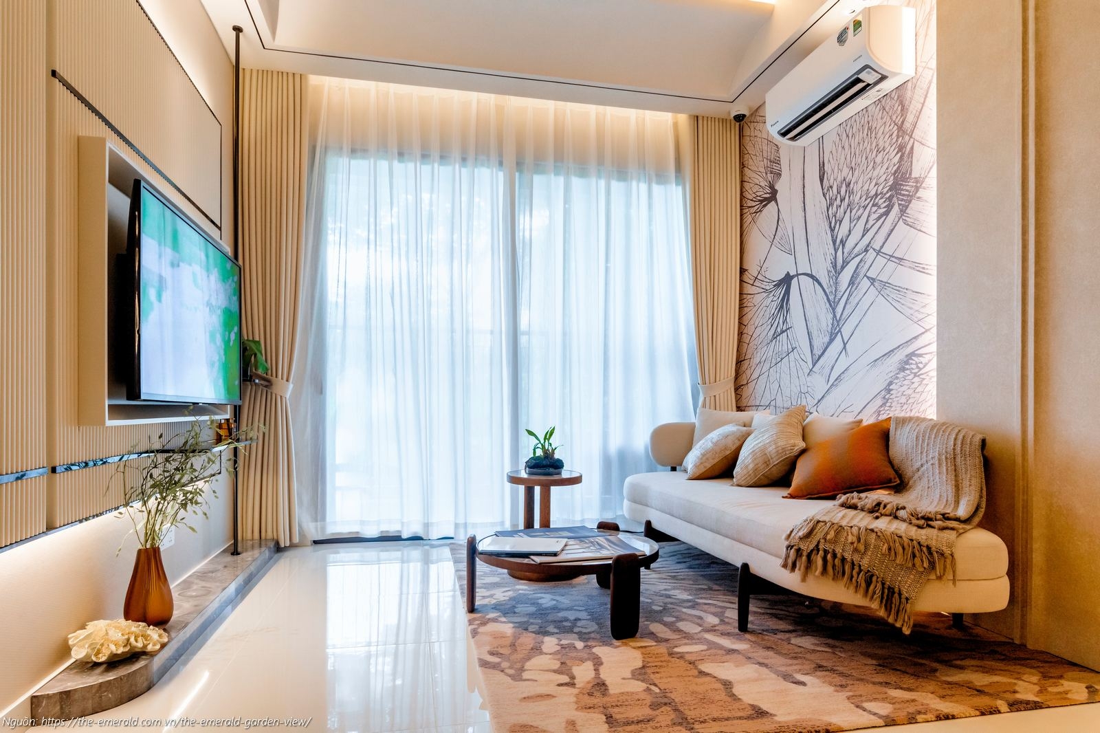 Nhà mẫu The Emerald Garden View: Phòng khách căn hộ 2PN 64m2 thiết kế rộng rãi, nối liền ban công đón gió