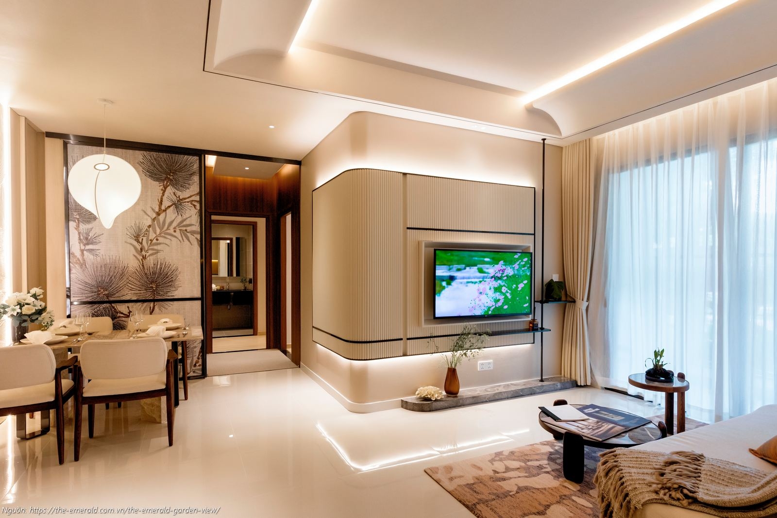 Nhà mẫu The Emerald Garden View: Phòng khách căn hộ 2PN 64m2 thiết kế rộng rãi, nối liền ban công đón gió