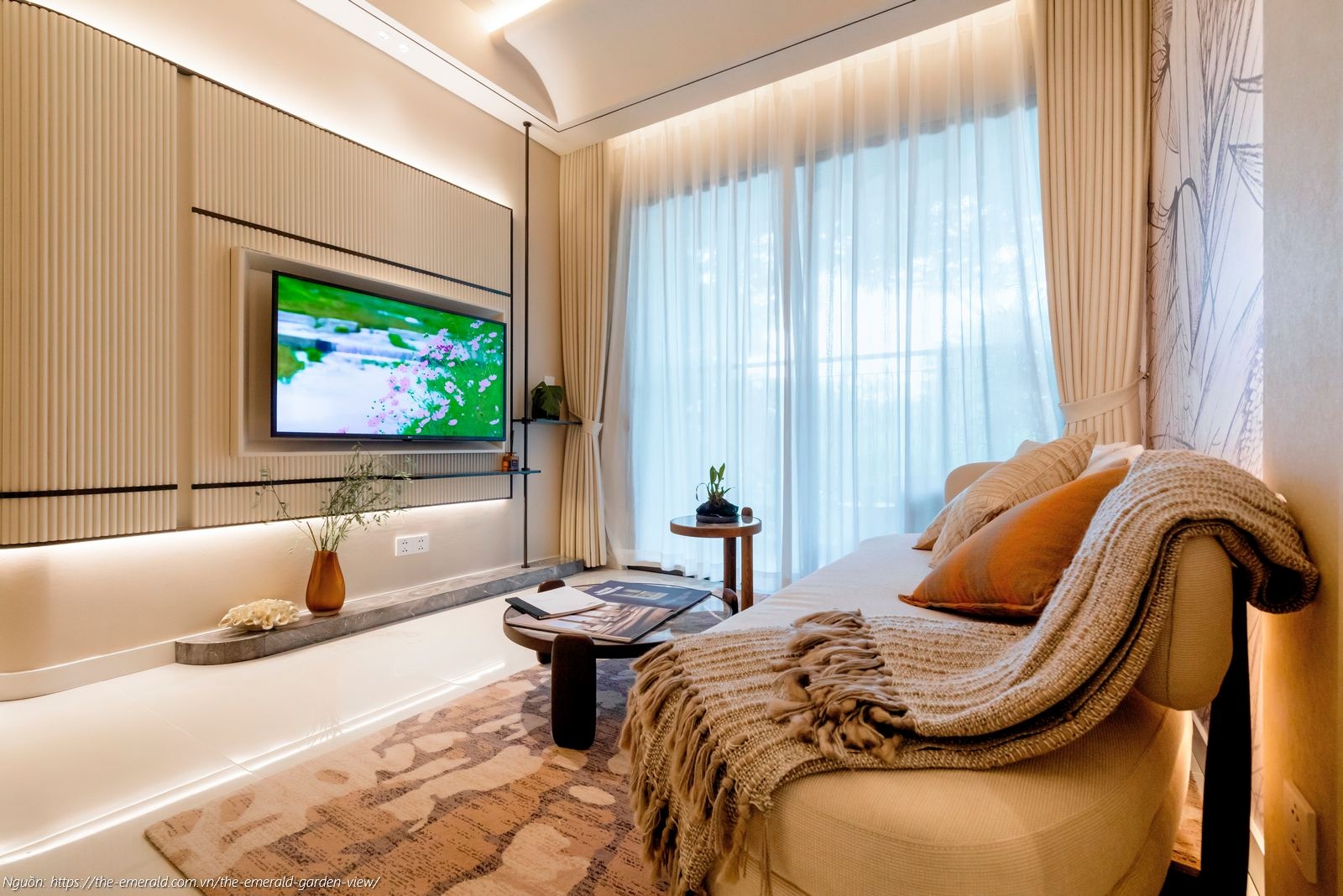 Nhà mẫu The Emerald Garden View: Phòng khách căn hộ 2PN 64m2 thiết kế rộng rãi, nối liền ban công đón gió