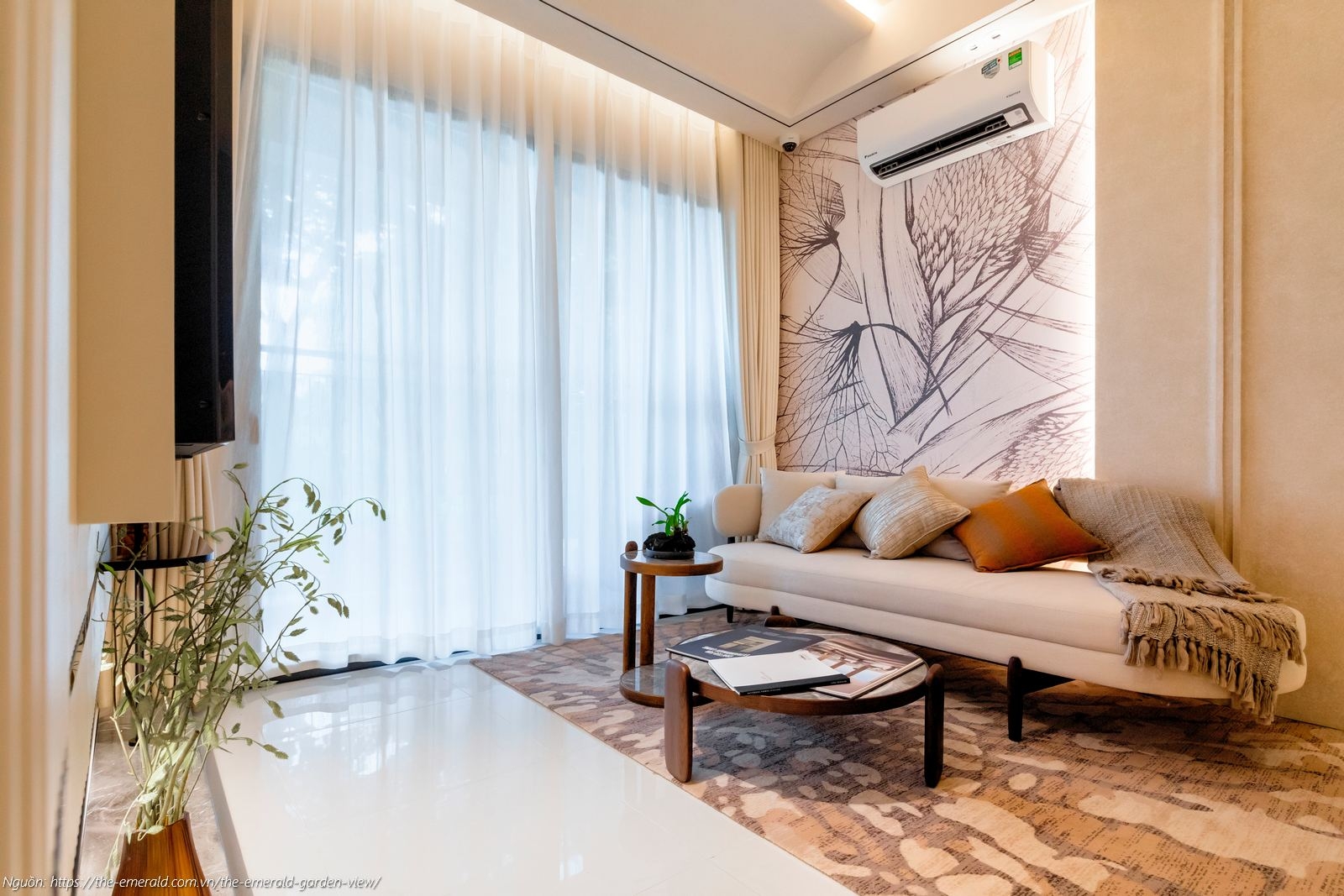 Nhà mẫu The Emerald Garden View: Phòng khách căn hộ 2PN 64m2 thiết kế rộng rãi, nối liền ban công đón gió