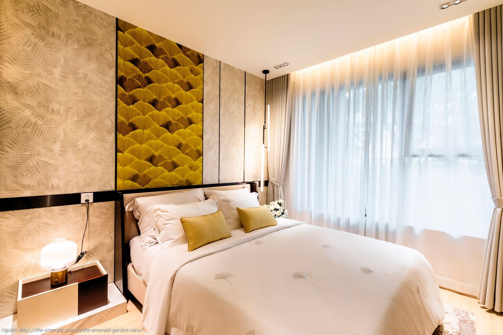 Nhà mẫu căn hộ 1PN The Emerald Garden View: Phòng ngủ bàn giao sàn gỗ An Cường và cửa sổ kính lớn