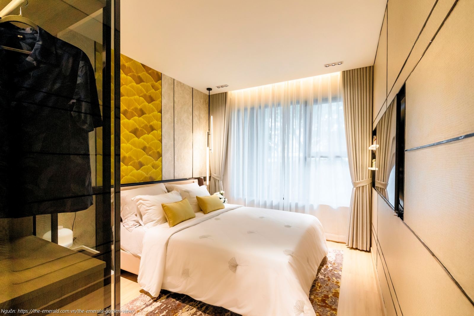 Nhà mẫu căn hộ 1PN The Emerald Garden View: Phòng ngủ bàn giao sàn gỗ An Cường và cửa sổ kính lớn