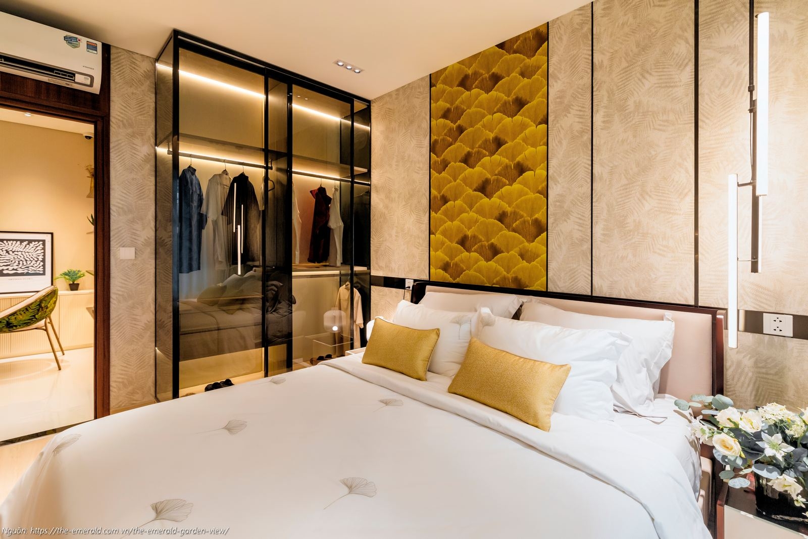 Nhà mẫu căn hộ 1PN The Emerald Garden View: Phòng ngủ bàn giao sàn gỗ An Cường và cửa sổ kính lớn