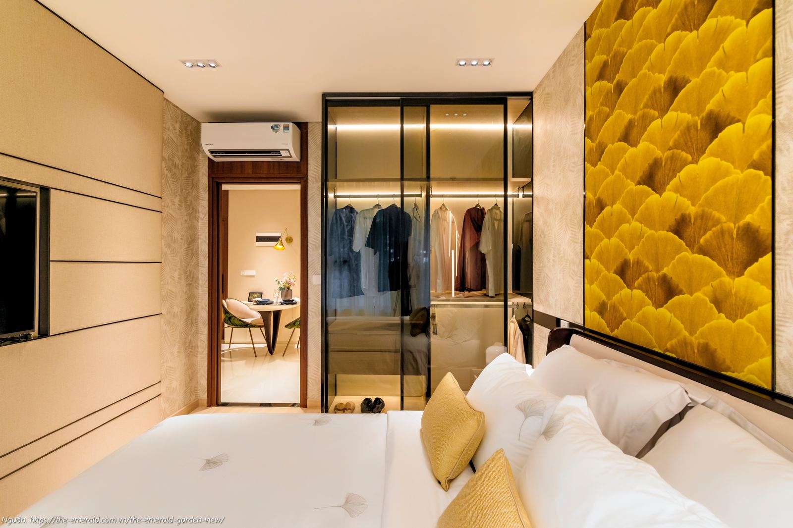 Nhà mẫu căn hộ 1PN The Emerald Garden View: Phòng ngủ bàn giao sàn gỗ An Cường và cửa sổ kính lớn