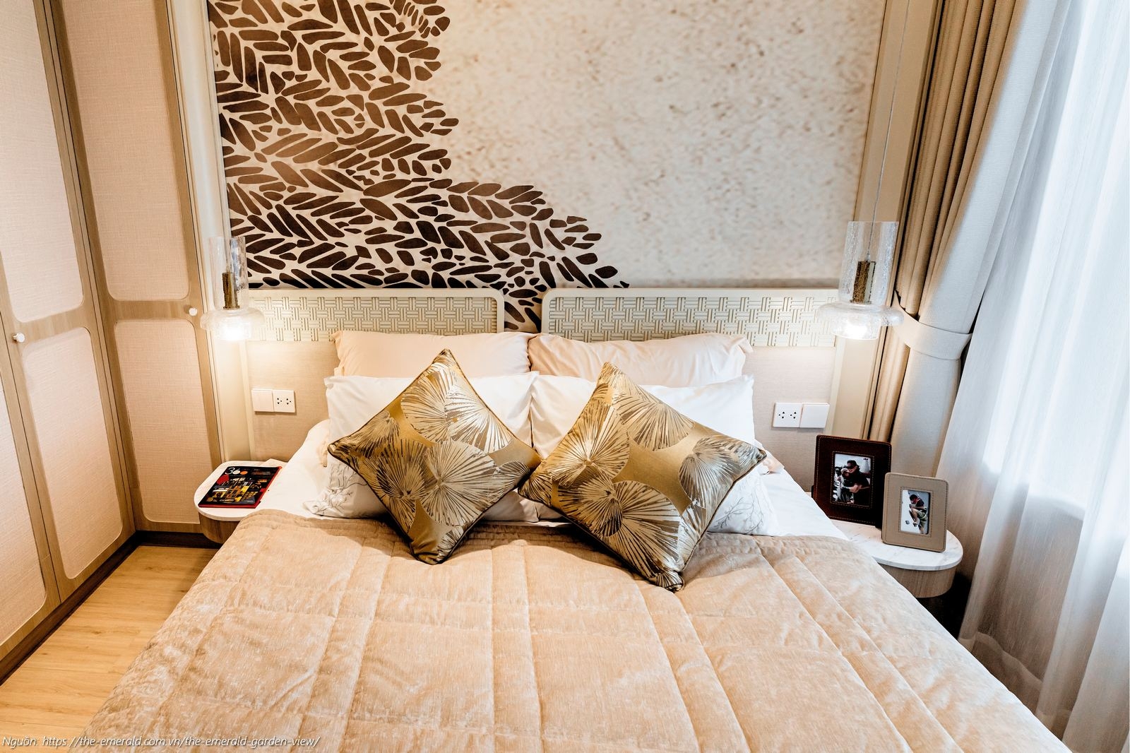 Nhà mẫu căn hộ 2PN The Emerald Garden View: Phòng ngủ Master 64m2 lót sàn gỗ An Cường sang trọng