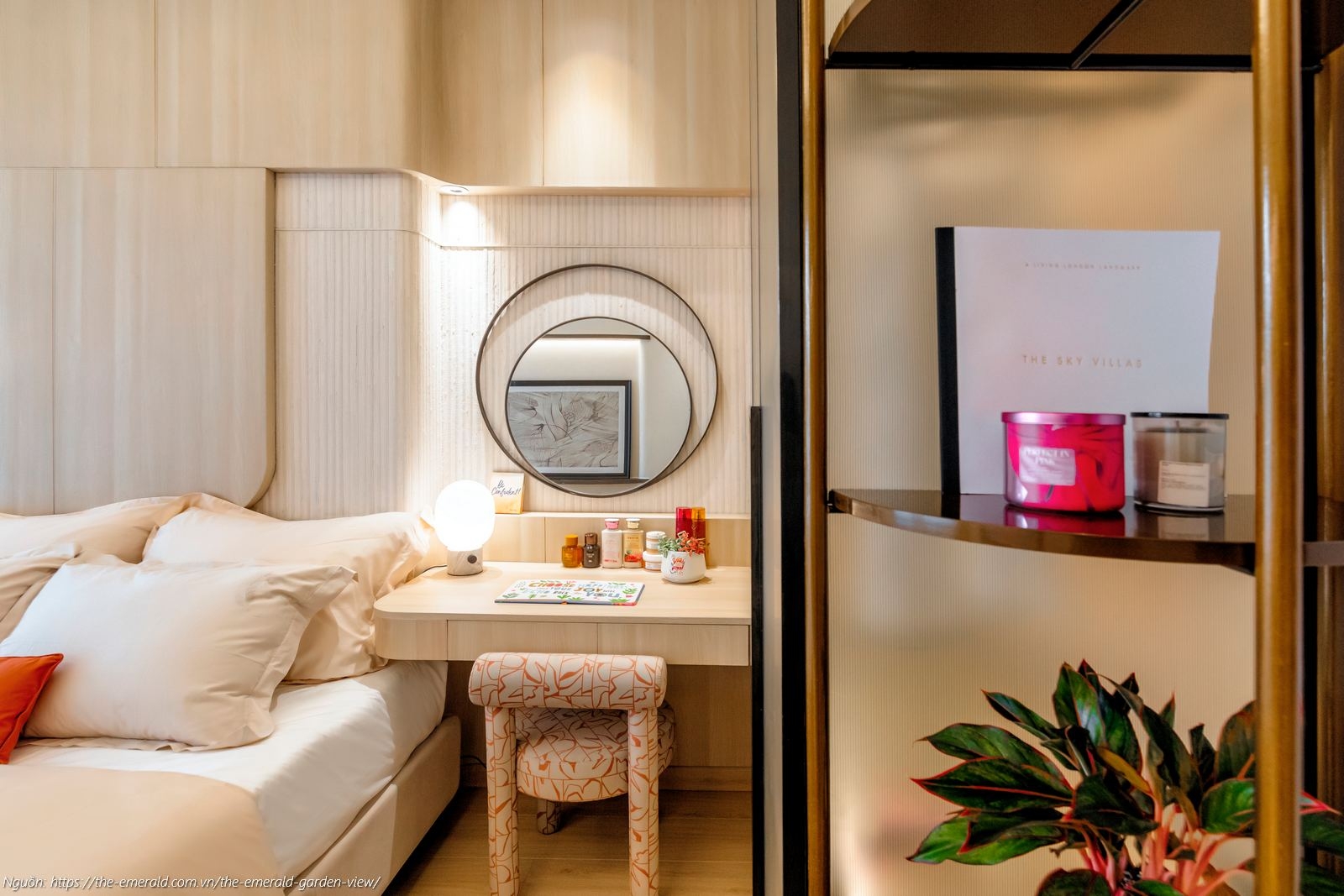 Nhà mẫu căn hộ 2PN The Emerald Garden View: Phòng ngủ Master 64m2 lót sàn gỗ An Cường sang trọng