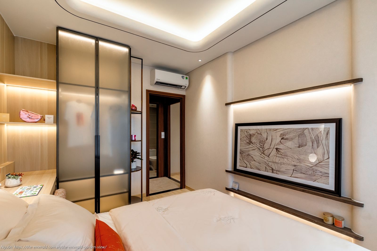 Nhà mẫu căn hộ 2PN The Emerald Garden View: Phòng ngủ Master 64m2 lót sàn gỗ An Cường sang trọng