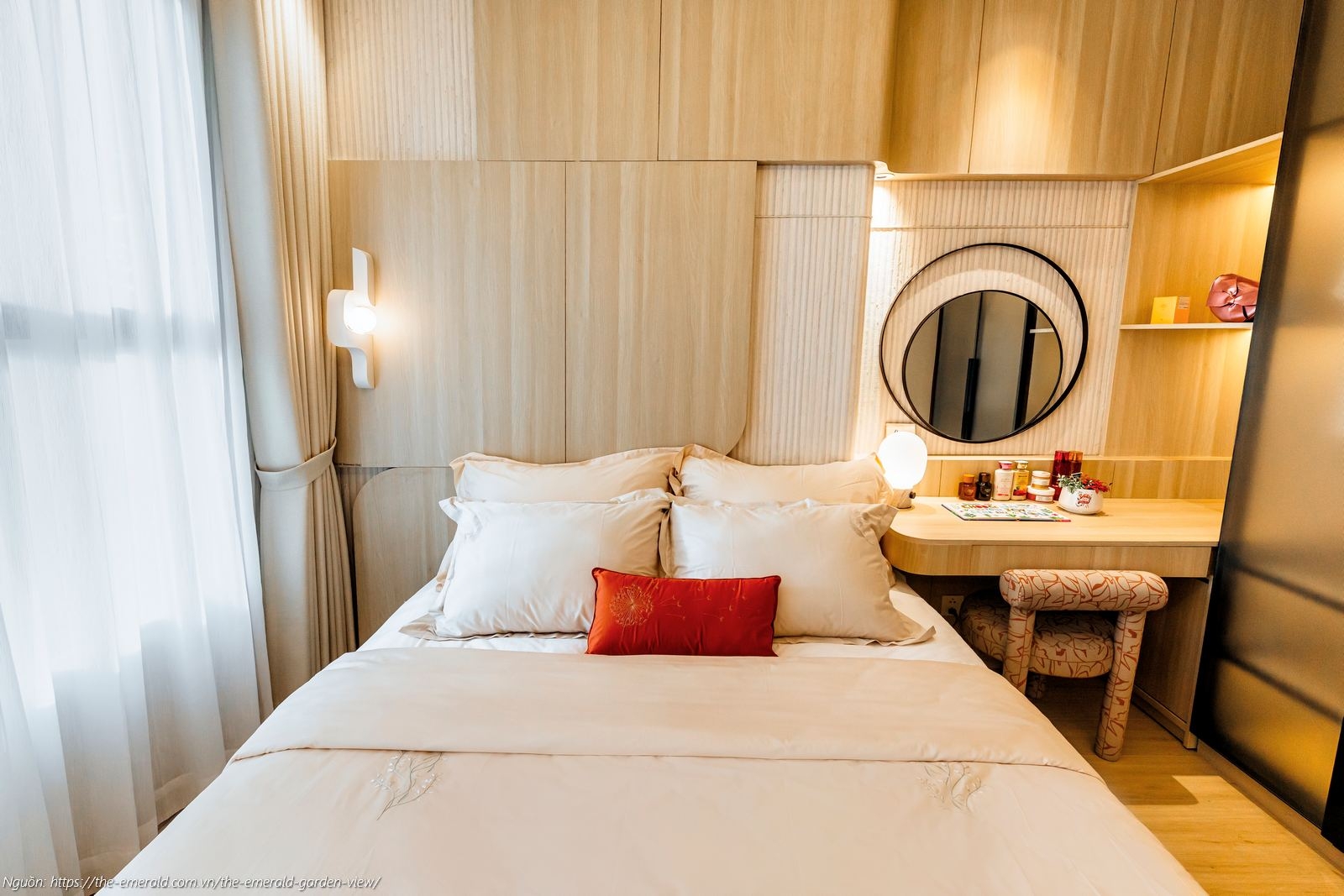 Nhà mẫu căn hộ 2PN The Emerald Garden View: Phòng ngủ Master 64m2 lót sàn gỗ An Cường sang trọng