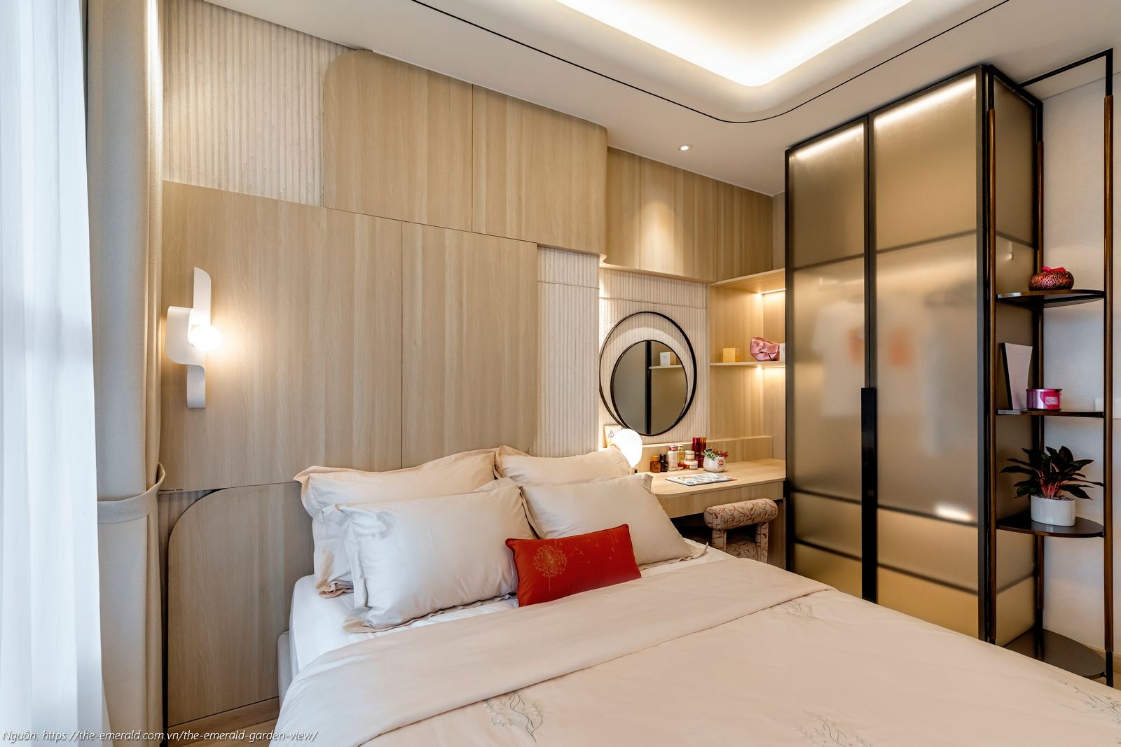 Nhà mẫu căn hộ 2PN The Emerald Garden View: Phòng ngủ Master 64m2 lót sàn gỗ An Cường sang trọng