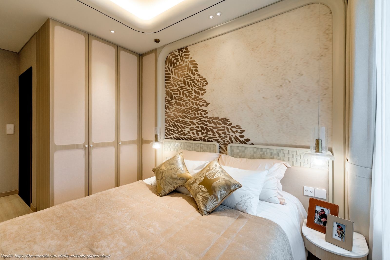 Nhà mẫu căn hộ 2PN The Emerald Garden View: Phòng ngủ Master 64m2 lót sàn gỗ An Cường sang trọng