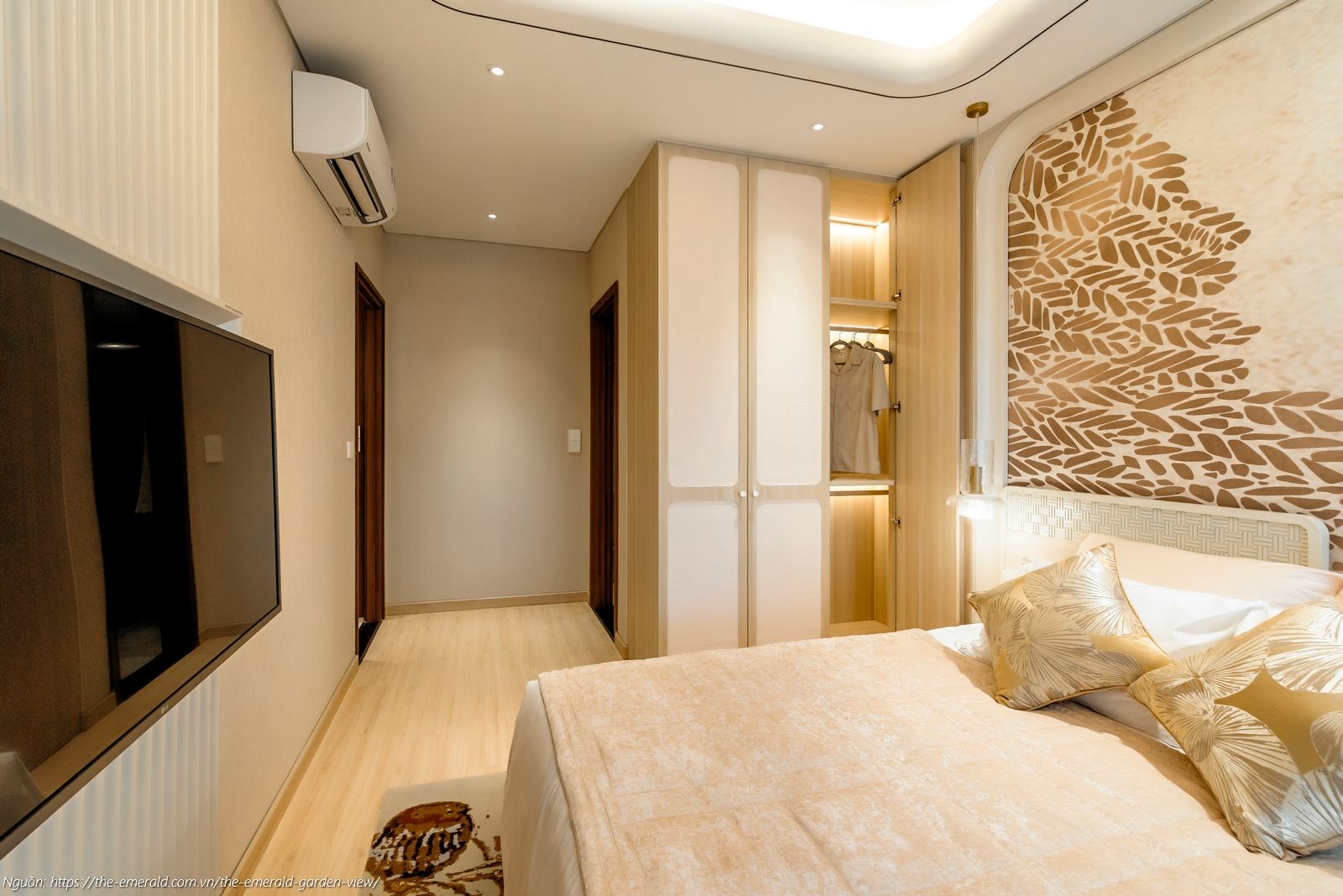 Nhà mẫu căn hộ 2PN The Emerald Garden View: Phòng ngủ Master 64m2 lót sàn gỗ An Cường sang trọng