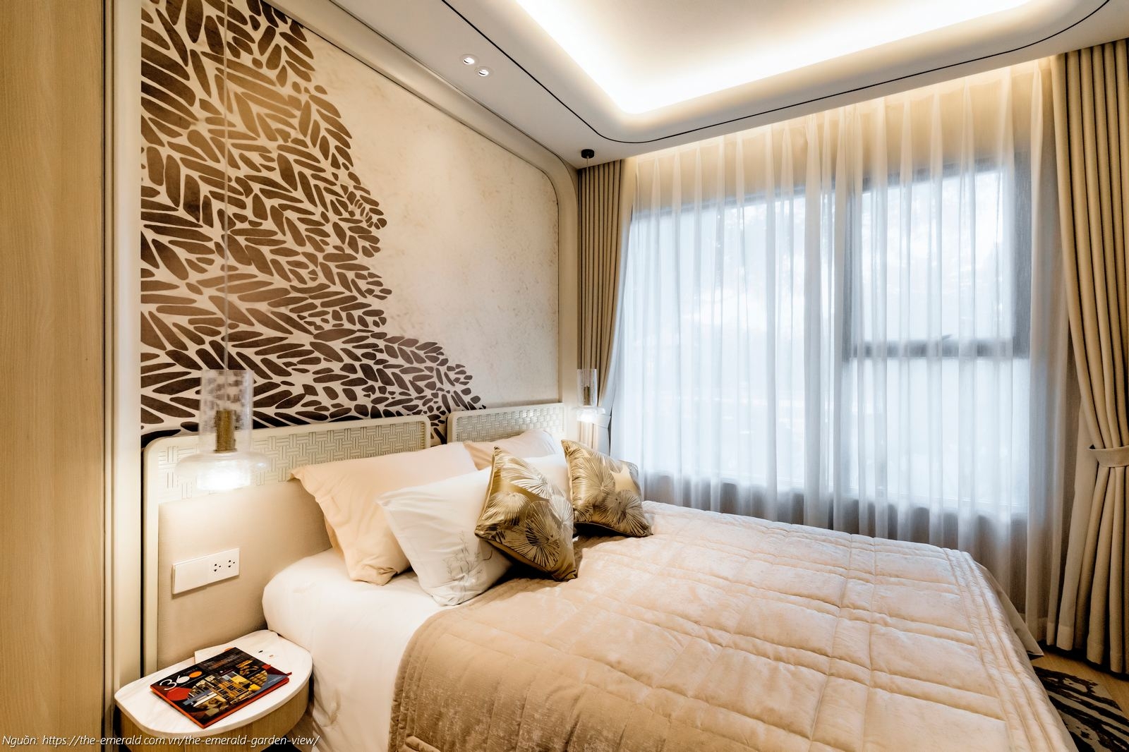 Nhà mẫu căn hộ 2PN The Emerald Garden View: Phòng ngủ Master 64m2 lót sàn gỗ An Cường sang trọng