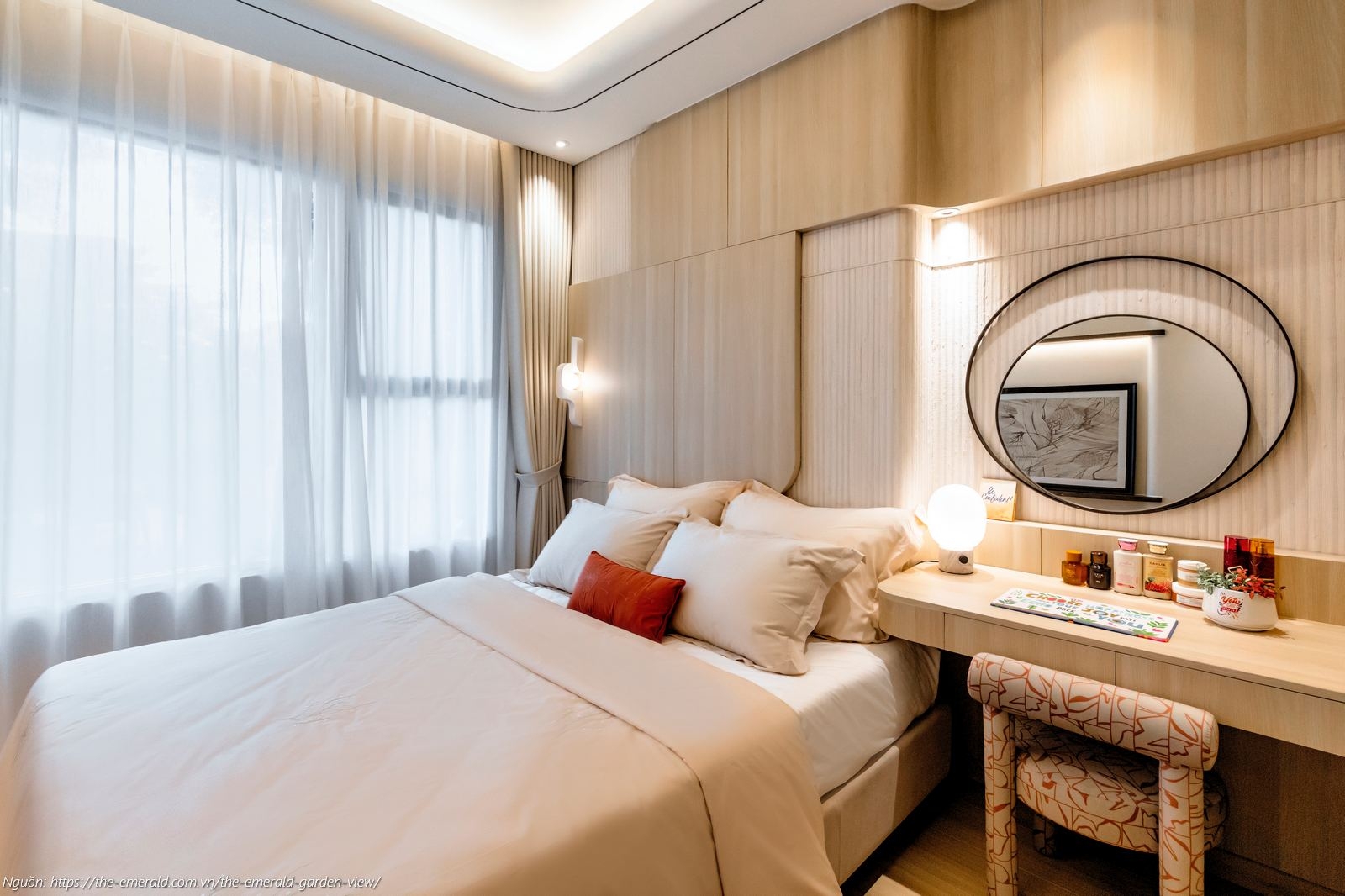 Nhà mẫu căn hộ 2PN The Emerald Garden View: Phòng ngủ Master 64m2 lót sàn gỗ An Cường sang trọng